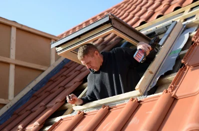 Pose de fenêtres de toit Velux à By